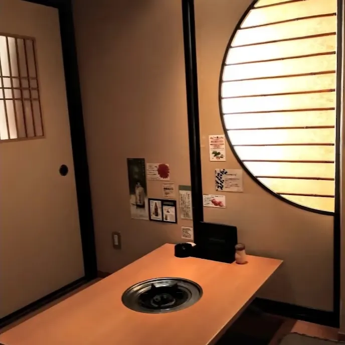 ゆったりくつろげる個室のテーブル席