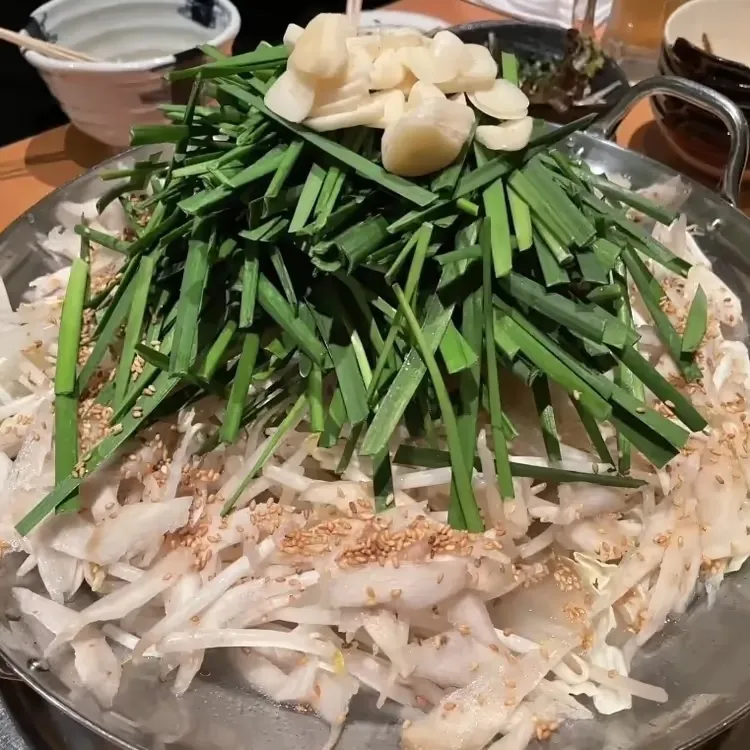 ニラともやしをたっぷり盛ったもつ鍋